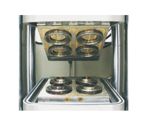 Wickert社(ビカート)のゴム成形機におけるマグネットクランプ