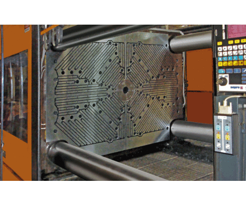 2400トン以上の射出成形機のロングポール技術